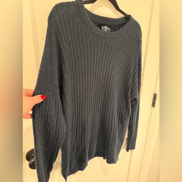 Abercrombie & Fitch Women’s Navy Blue Pull Over Sweater Size L - Picture 3 of 6
